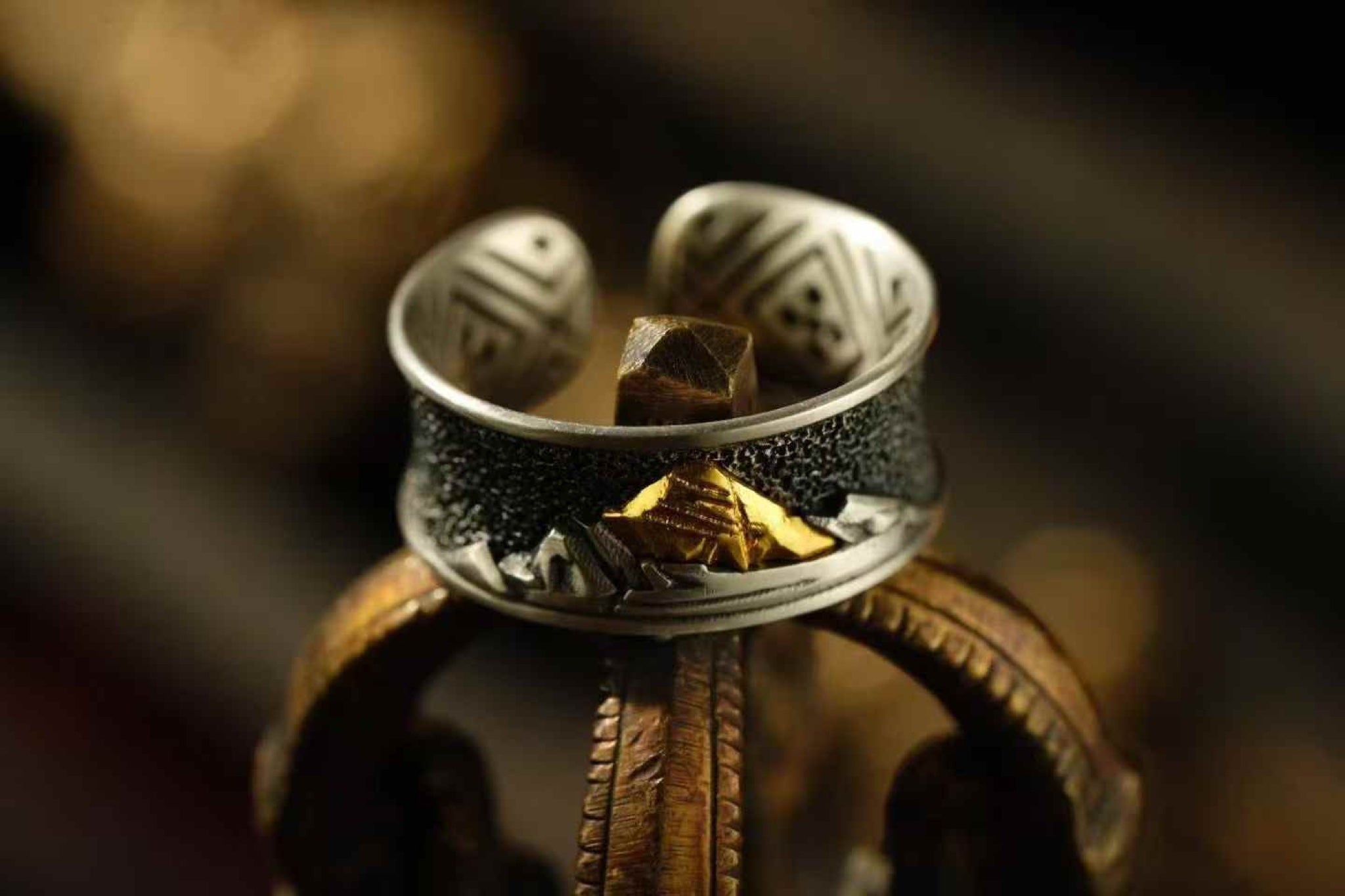 Kailash gold mountain ring — detail view 5