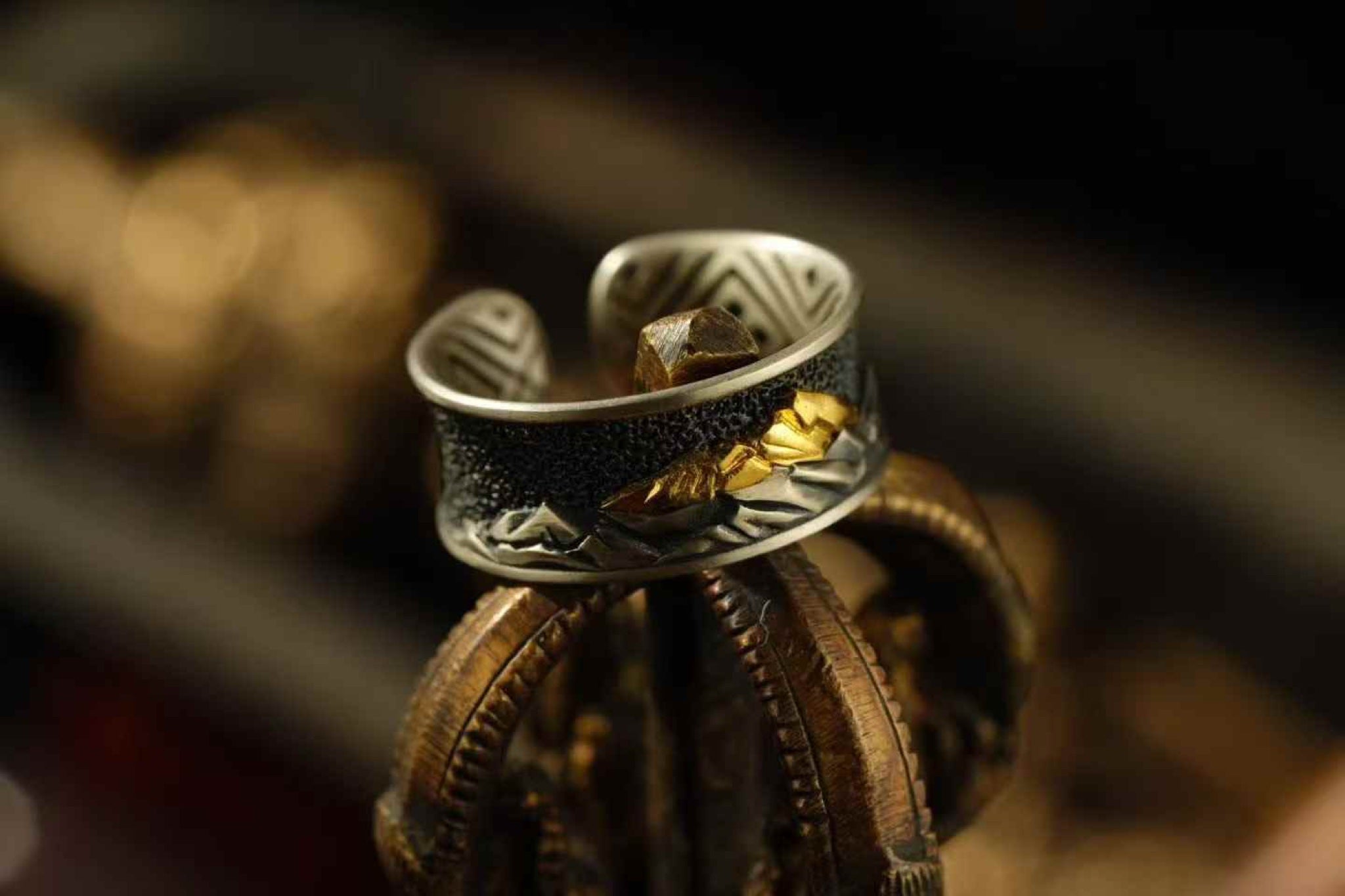 Everest gold mountain ring — detail view 2
