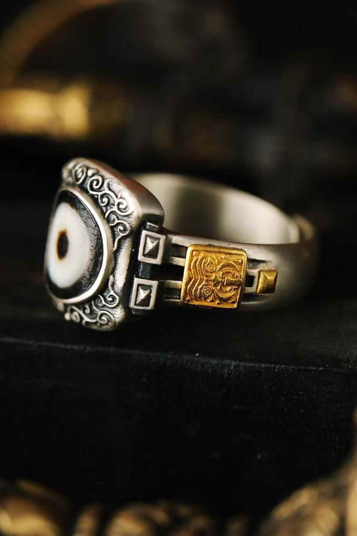 silver scroll dzi ring — detail view 2