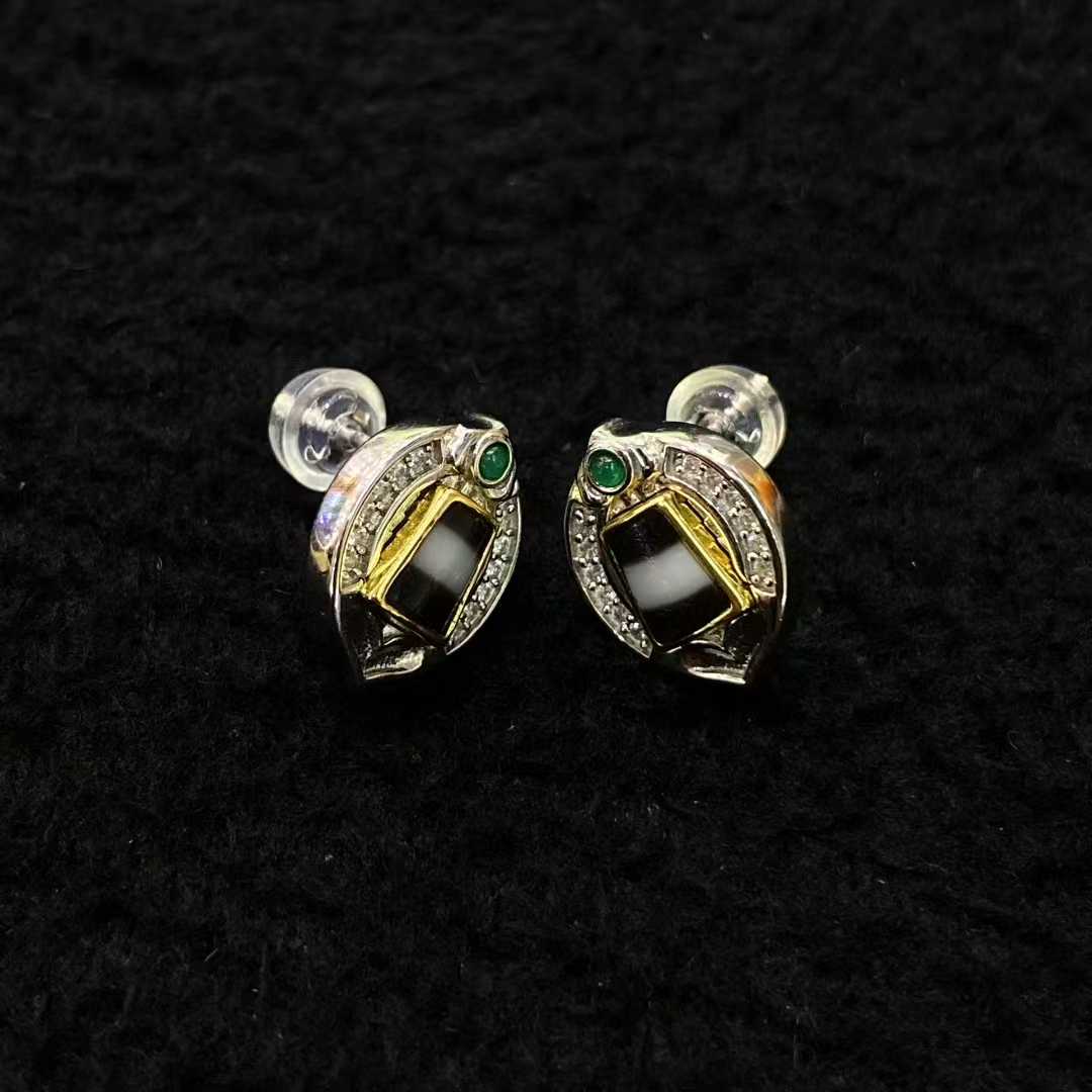 Dzi Bead earrings — detail view 2