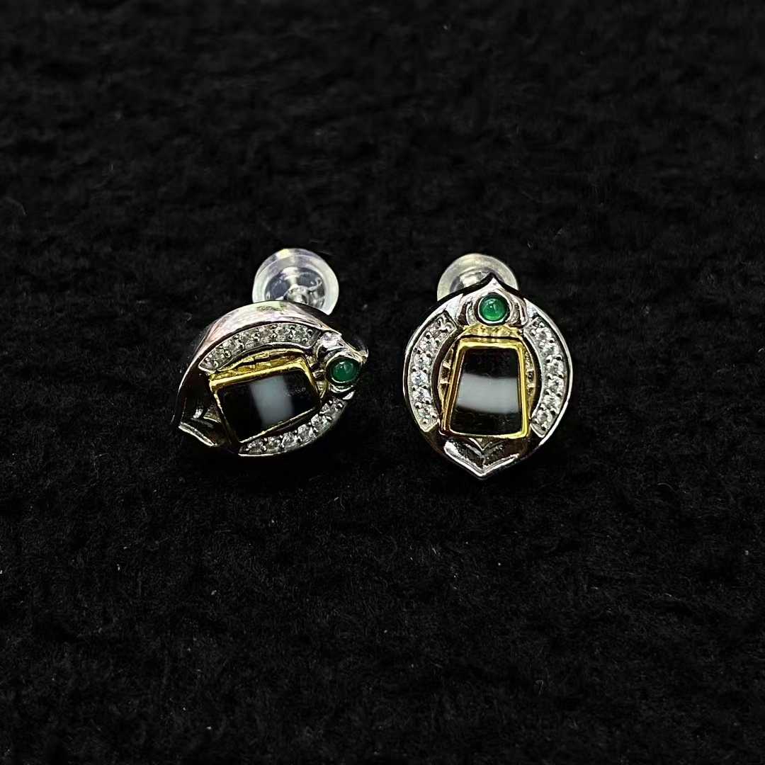 Dzi Bead earrings — detail view 3