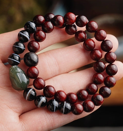 Sandalwood bracelet — detail view 3