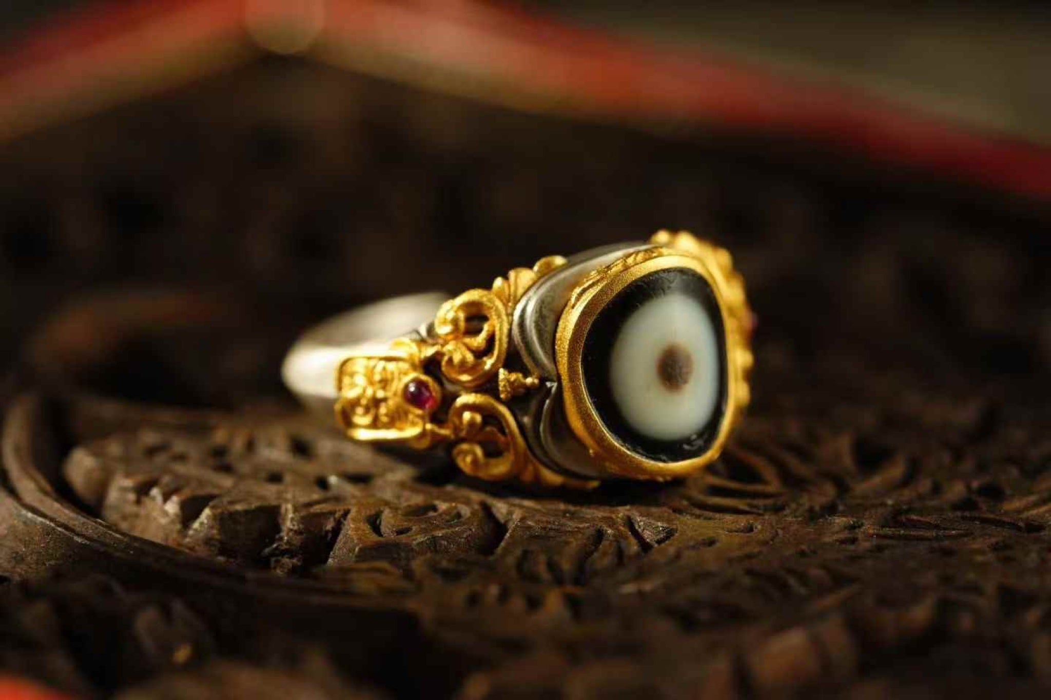 gilt dzi silver ring — detail view 4