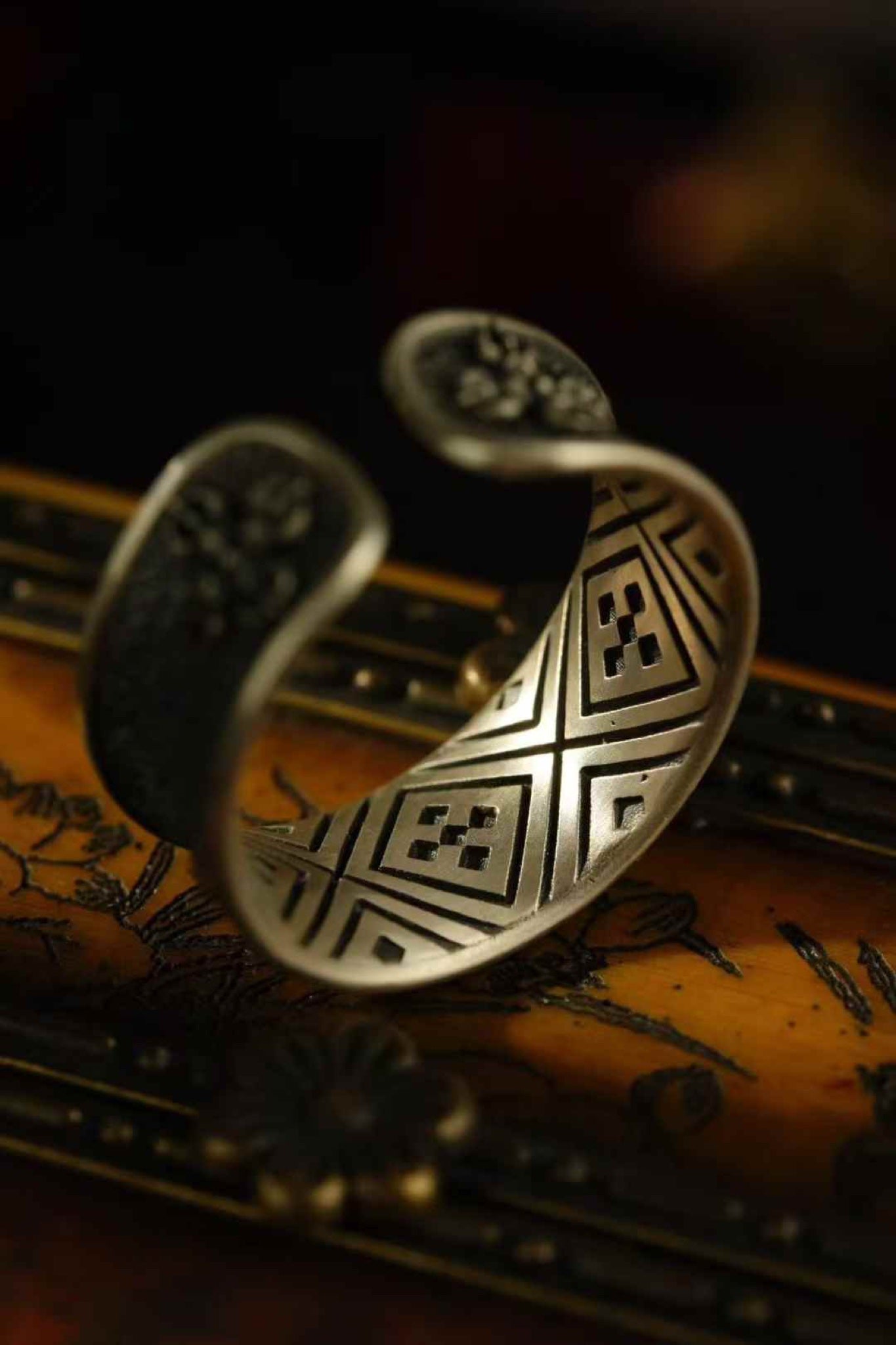 Everest gold mountain ring — detail view 5