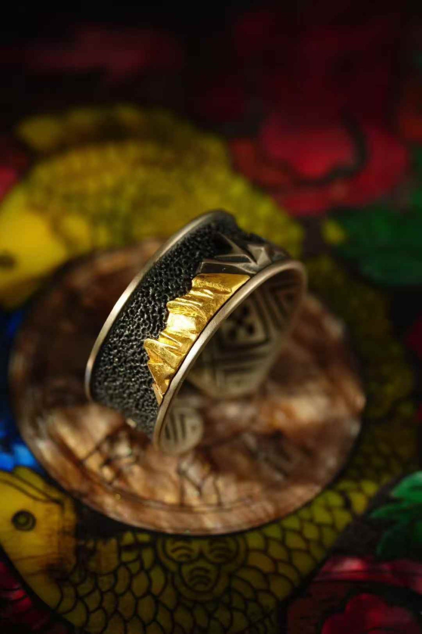 Namcha Barwa gold mountain ring — detail view 3