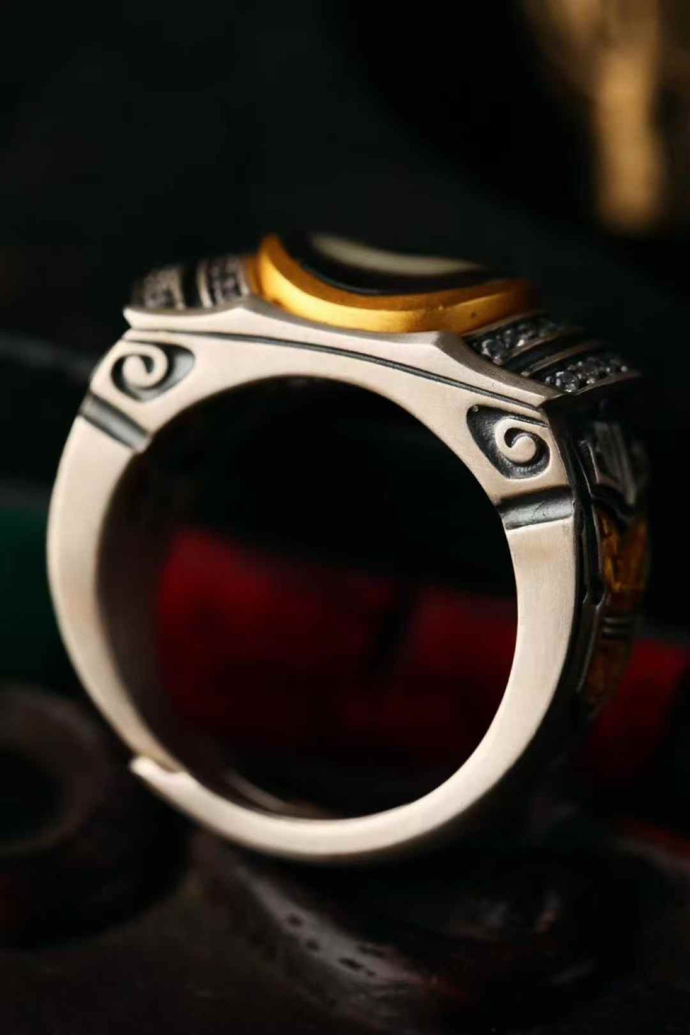 one-eyed dzi silver ring — detail view 2