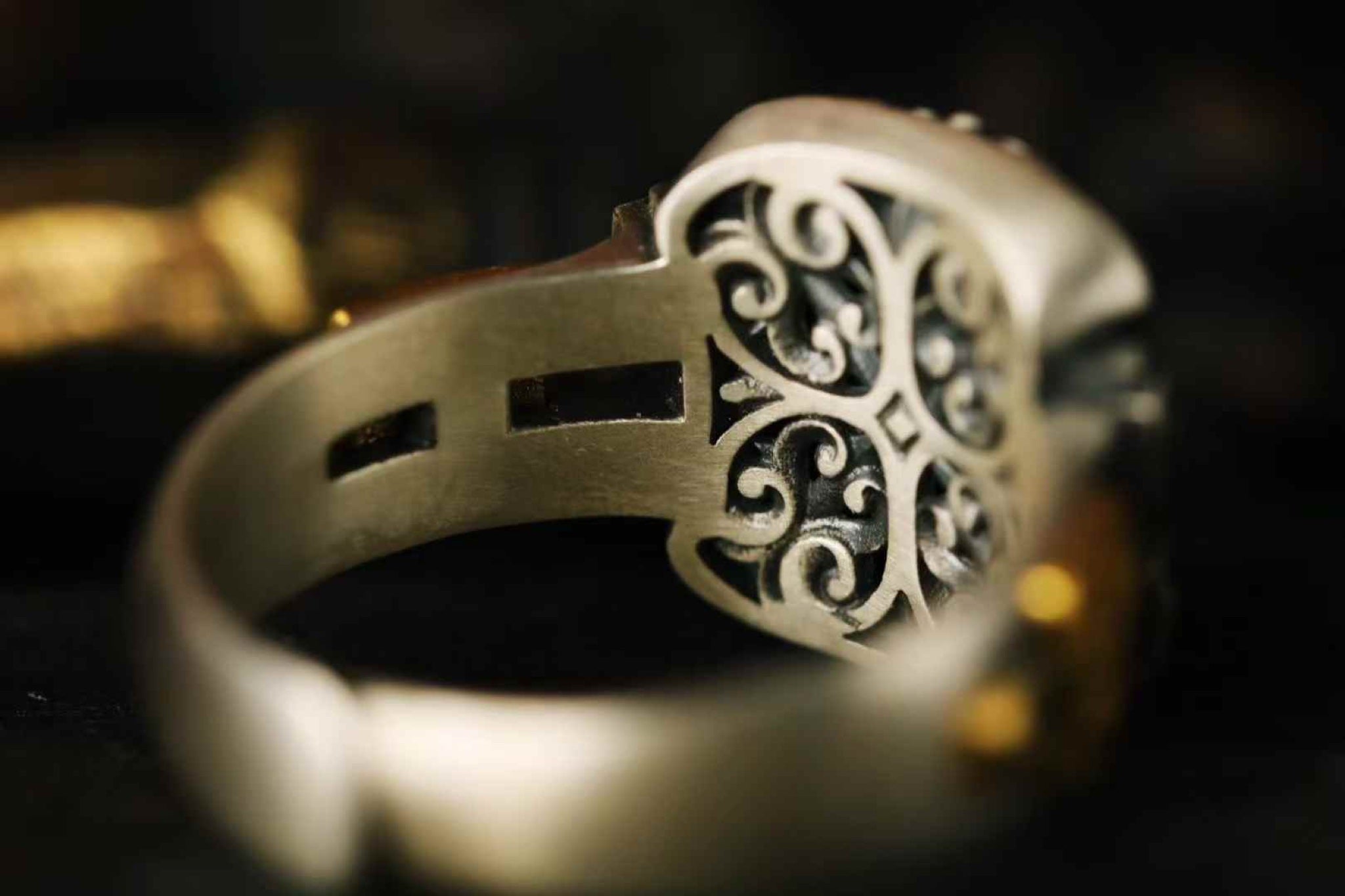silver scroll dzi ring — detail view 4