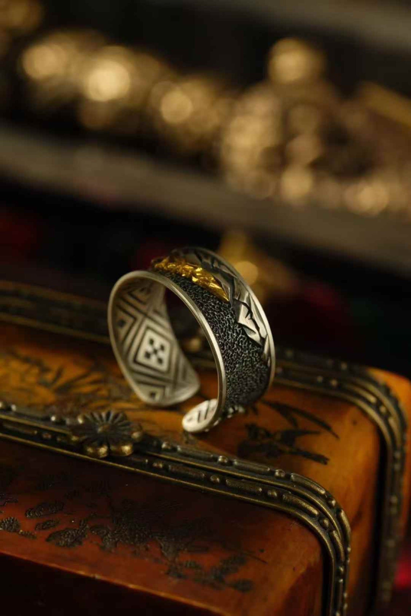 Everest gold mountain ring — detail view 3