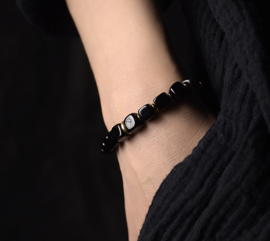 Obsidian bracelet — detail view 4