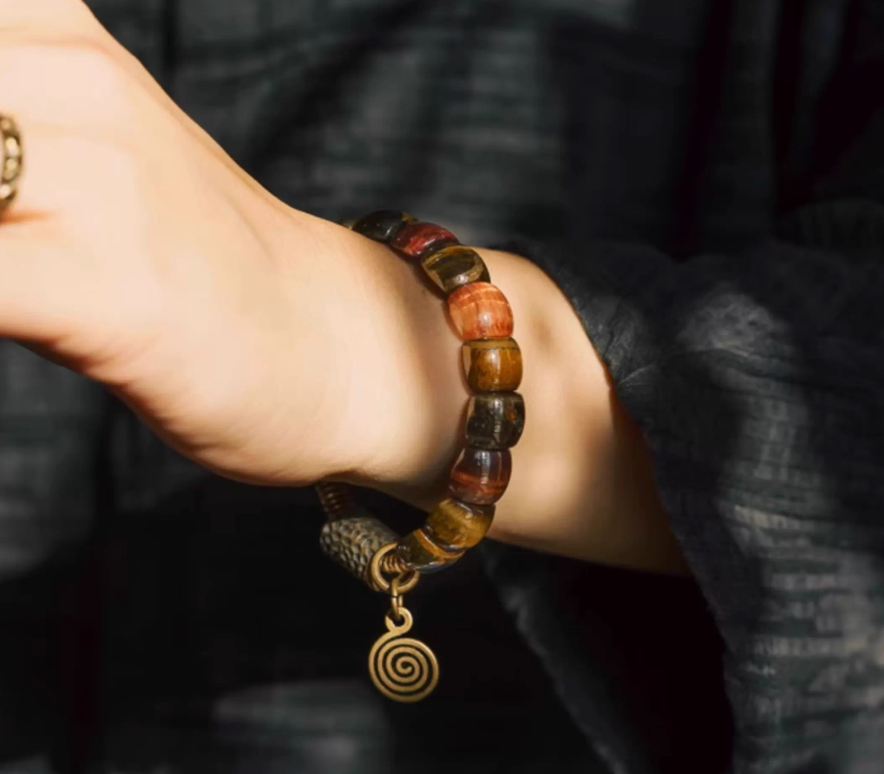 Multicolor Tiger's Eye bracelet — detail view 4