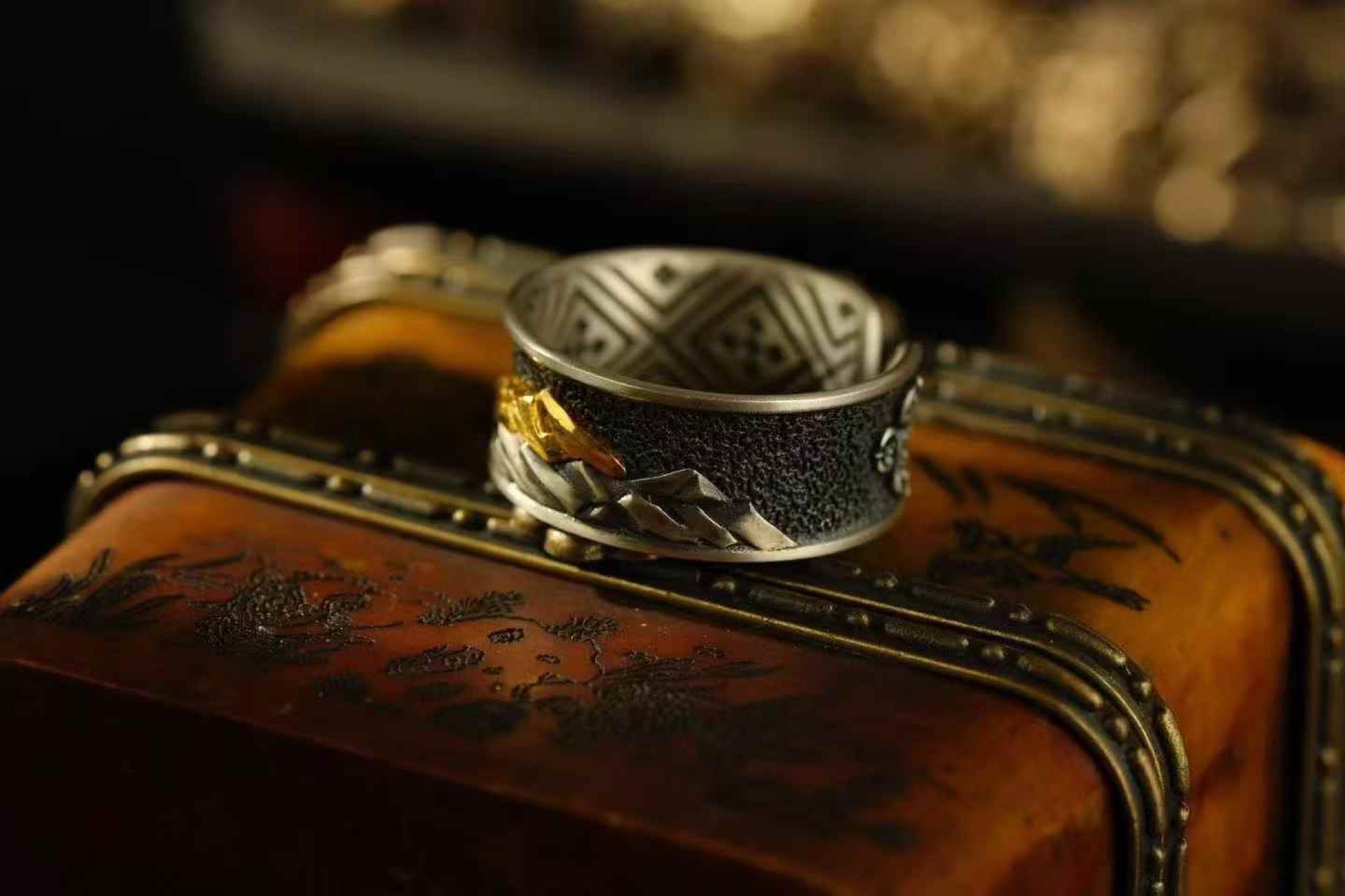 Everest gold mountain ring — detail view 4