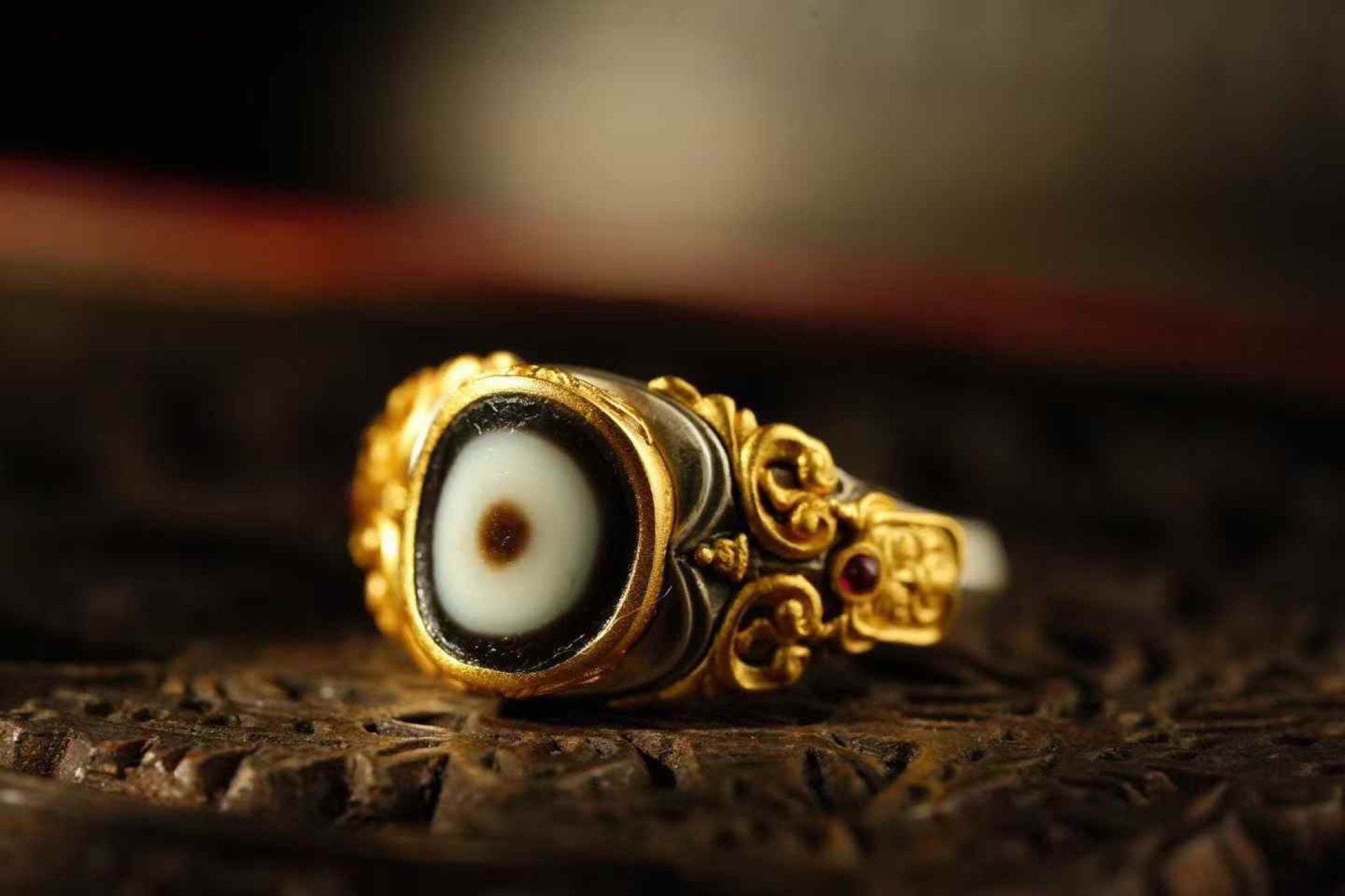 gilt dzi silver ring — detail view 2