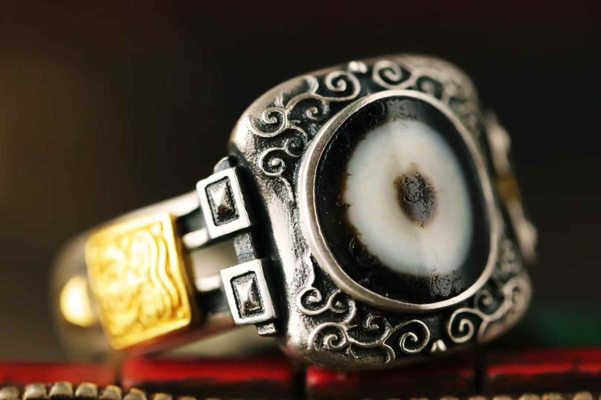 silver scroll dzi ring — detail view 3