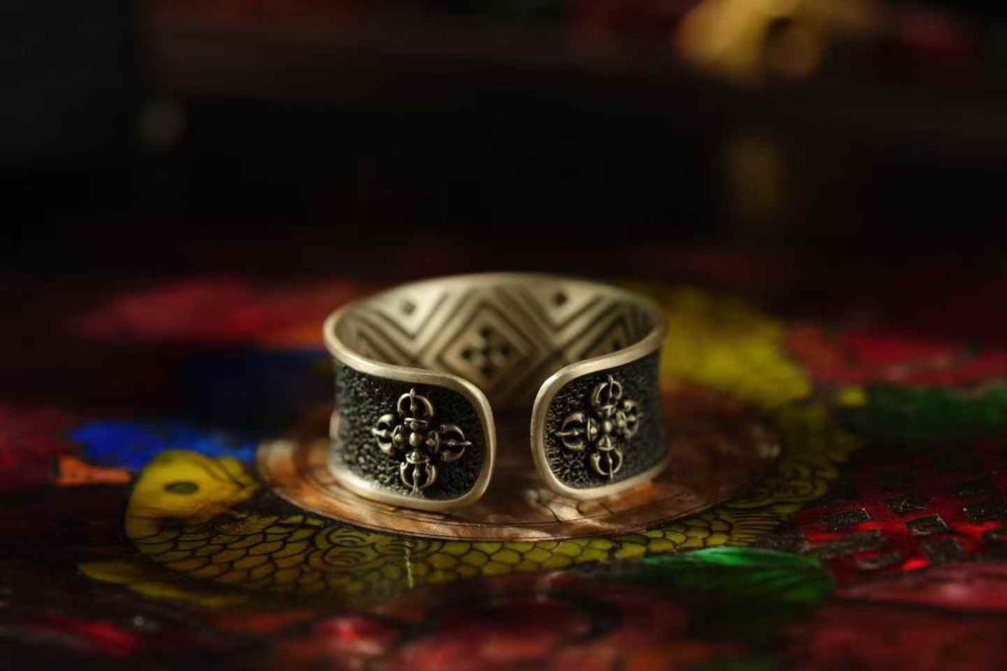 Namcha Barwa gold mountain ring — detail view 4
